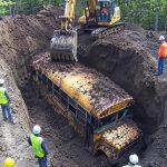 15 copii au dispărut într-o excursie în 1986: 39 de ani mai târziu, autobuzul școlar este găsit îngropat.